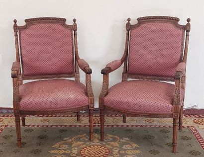 Paire de FAUTEUILS en bois naturel sculpté...