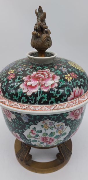 CHINA 

Covered pot in polychrome earthenware...