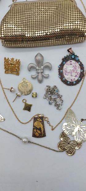 LOT DE BIJOUX FANTAISIES : chaîne avec pendentif,...
