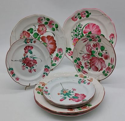 LOT D'ASSIETTES à motif floral

D : 22,5...