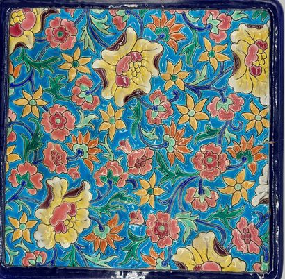 LOT D'ASSIETTES à motif floral

D : 22,5...
