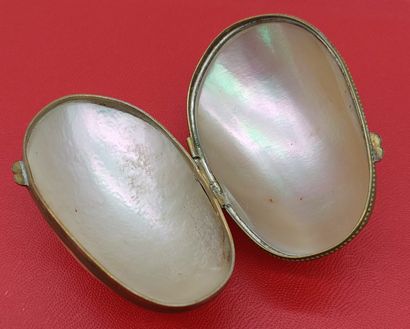 NECESSAIRE DE COUTURE en argent

Poids brut...