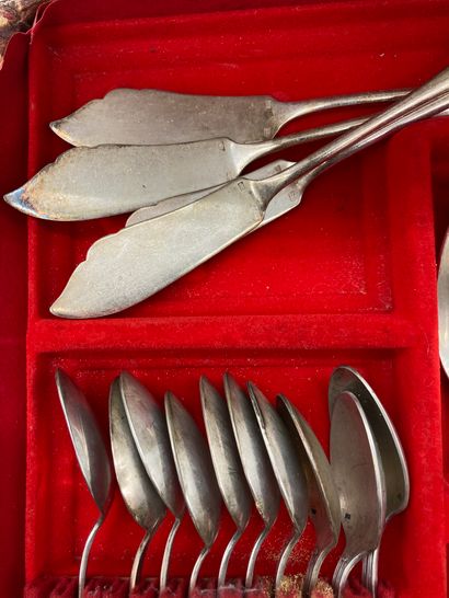 LOT DE METAL ARGENTE comprenant:

10 petites...