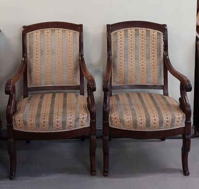 PAIRE DE FAUTEUILS en bois naturel, les accoudoirs...