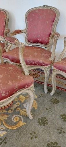 DEUX PAIRES DE FAUTEUILS en bois laqué gris,...