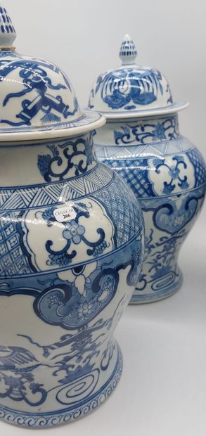 PAIRE DE POTICHES balustre en porcelaine...