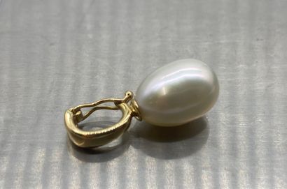 PENDENTIF orné d'une perle de culture blanche....