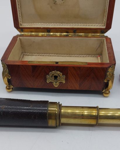 LOT D'OBJETS comprenant :

- un coffret à...