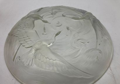 VERLYS, Coupe en pate de verre à décor de...