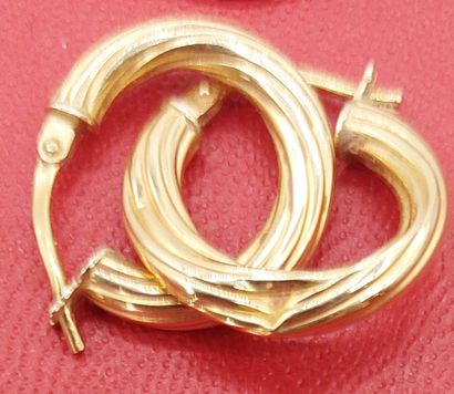 PAIRE DE BOUCLES D'OREILLES et ALLIANCE en...