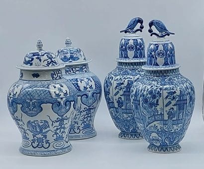 PAIRE DE POTICHES balustre en porcelaine...