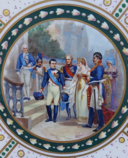 PLAT rond en porcelaine émaillée polychrome...