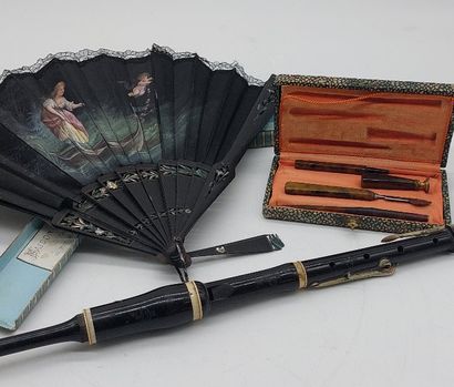 ENSEMBLE comprenant : 

- Deux éventails...