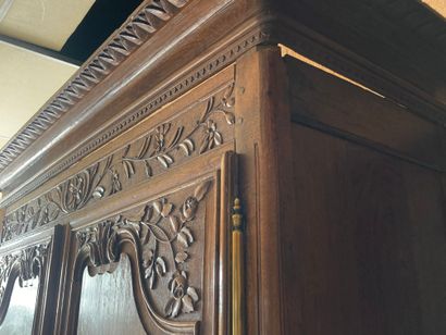 GRANDE ARMOIRE NORMANDE en bois mouluré et...