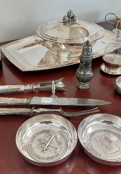 SET OF PIECES IN SILVER METAL including:...