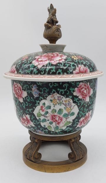CHINA 

Covered pot in polychrome earthenware...