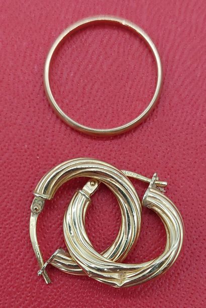 PAIRE DE BOUCLES D'OREILLES et ALLIANCE en...