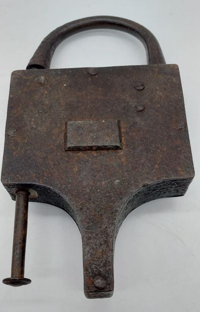 GRAND ET ANCIEN CADENAS en fer forgé avec...