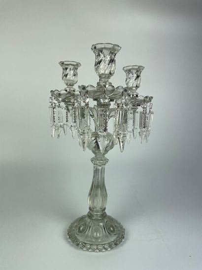 CHANDELIER en verre et pampilles, trois bougies

H...