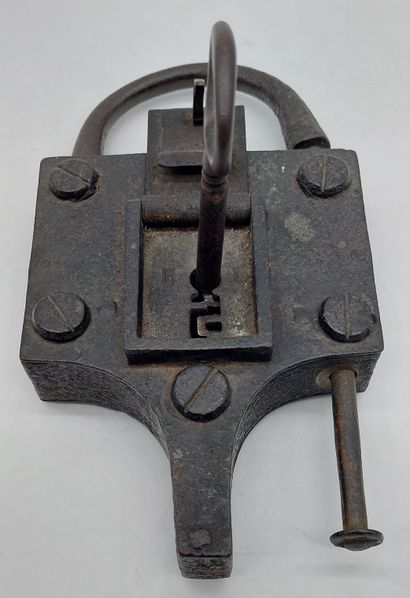 GRAND ET ANCIEN CADENAS en fer forgé avec...