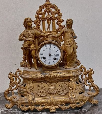 PENDULE en regule ciselé doré a décor de...