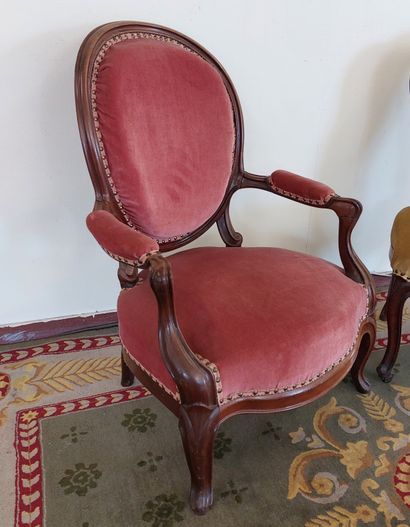 FAUTEUIL de style Louis Philippe tapissé...