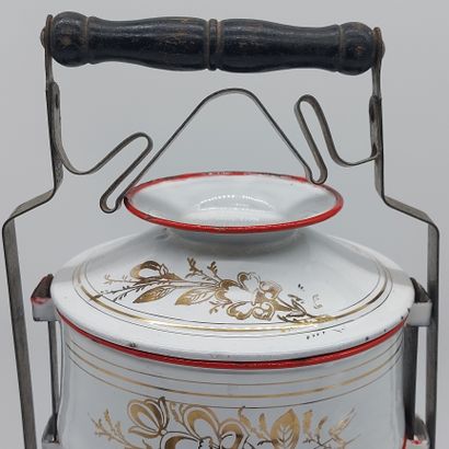 GAMELLES en tole émaillé blanche et rouge

Vers...