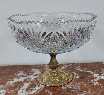 COUPE en cristal taillé, pied en bronze doré...