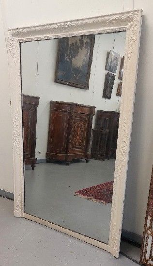 GRAND MIROIR en bois mouluré repeint en blanc

58...
