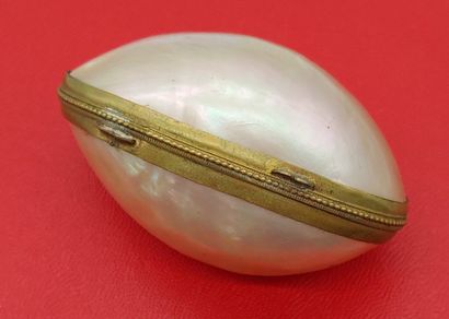 NECESSAIRE DE COUTURE en argent

Poids brut...