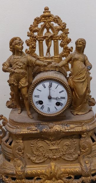 PENDULE en regule ciselé doré a décor de...