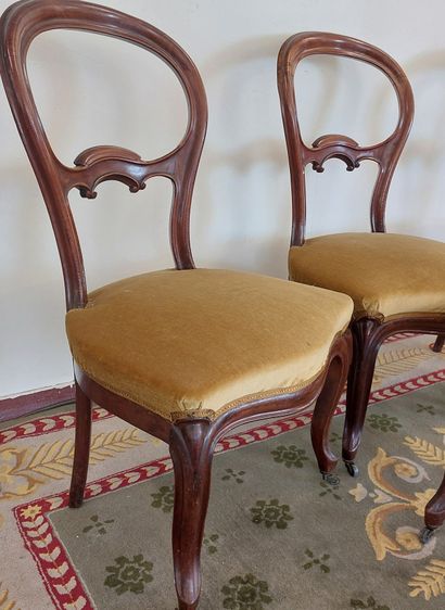 4 CHAISES A DOSSIER COURBE en bois sculpté...