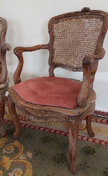 PAIRE DE FAUTEUILS cannés en bois naturel...