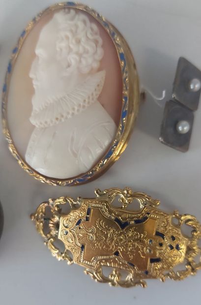ENSEMBLE 

holding : 

- 1 pair of cufflinks

-...