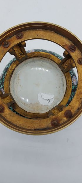 CHINA 

Covered pot in polychrome earthenware...