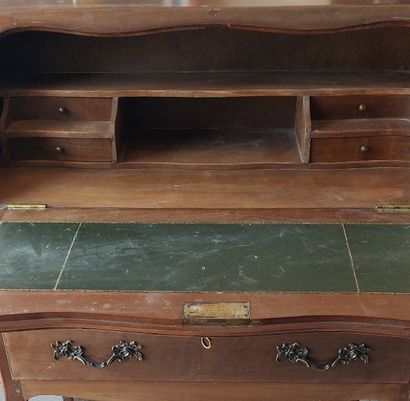 BUREAU DE PENTE de style Louis XV ouvrant...