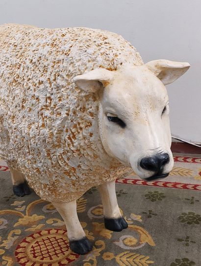 MOUTON en résine beige

H : 70 cm ; L : 102...