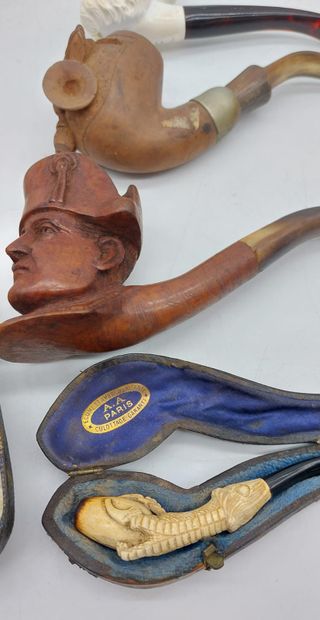SIX PIPES en bois, en porcelaine, représentant...