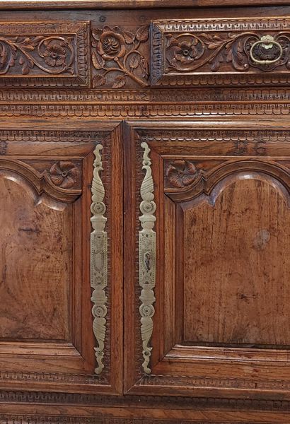 BUFFET BRETON en bois naturel, richement...
