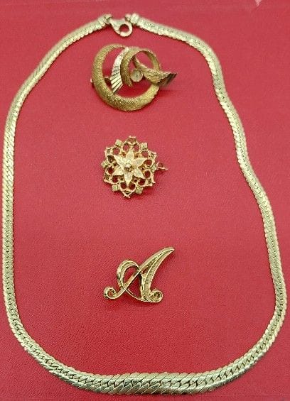 GOLDEN JEWELRY SET 

including :

- 1 necklace...