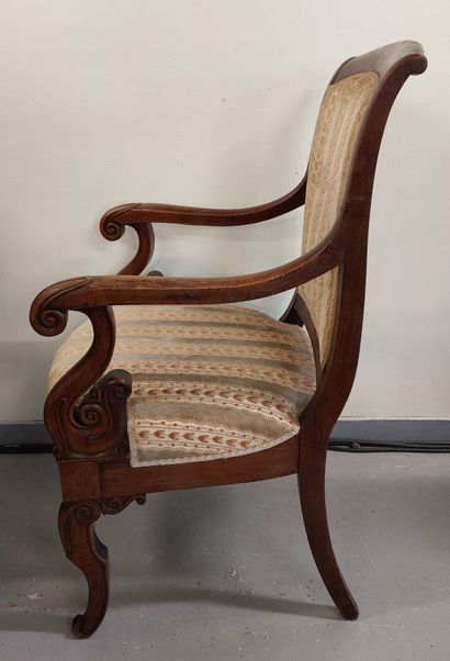 PAIRE DE FAUTEUILS en bois naturel, les accoudoirs...
