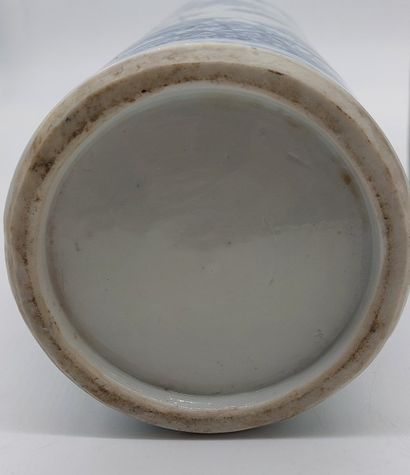 PAIRE DE VASES ROULEAUX en porcelaine bleu...
