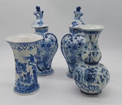 DELFT

Deux vases en faïence bleue sur fond...