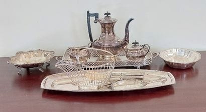 SET OF SET OF PIECES IN SILVER METAL including:...