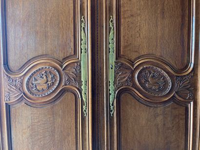 GRANDE ARMOIRE NORMANDE en bois mouluré et...