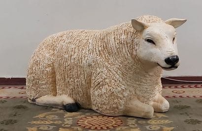 MOUTON couché en résine beige

H : 52 cm...