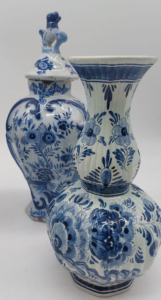 DELFT

Deux vases en faïence bleue sur fond...