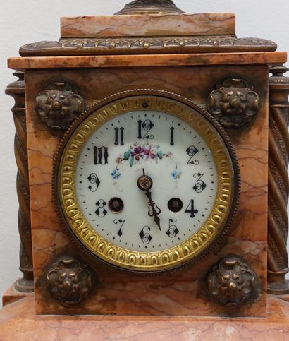 PENDULE borne en marbre et bronze ciselé...