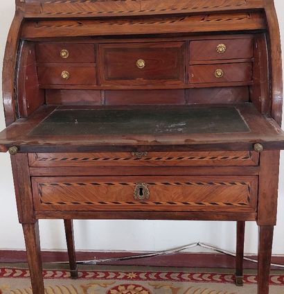 PETIT BUREAU cylindre en bois de placage...