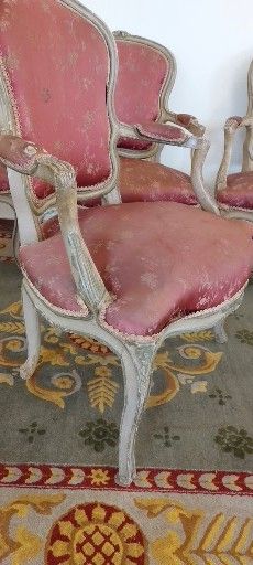 DEUX PAIRES DE FAUTEUILS en bois laqué gris,...